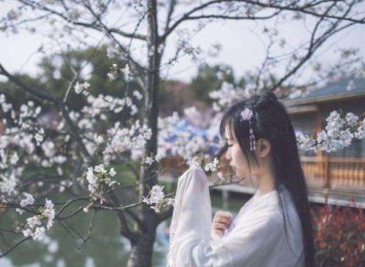 ​武汉大学不仅有樱花，还有校花，这几张照片你觉得哪张更美？