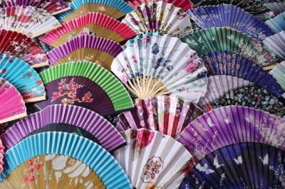 ​扇子最早的起源和制作（最早的扇子是用什么做的）