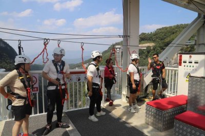小伙来湖南参加好友婚礼，在张家界体验了一把全世界最高蹦极