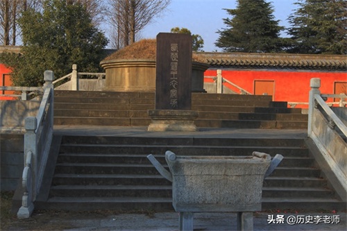 项羽墓地：跟身份完全不匹配，低矮坟冢前仅剩一块墓碑还断成两节