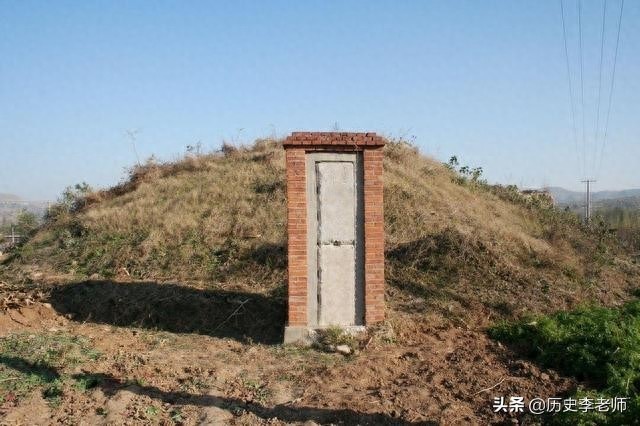 项羽墓地：跟身份完全不匹配，低矮坟冢前仅剩一块墓碑还断成两节