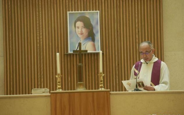 蓝洁瑛出殡火化，姐姐来见最后一面，亲友拿遗像送别！