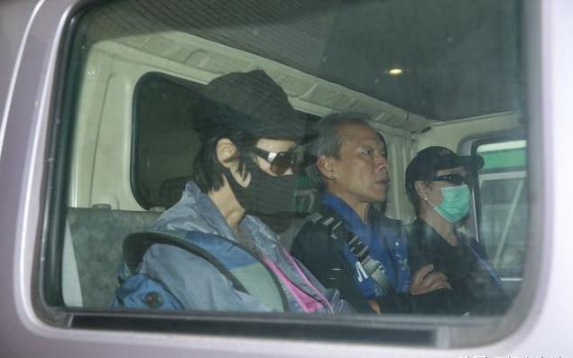 蓝洁瑛出殡火化，姐姐来见最后一面，亲友拿遗像送别！