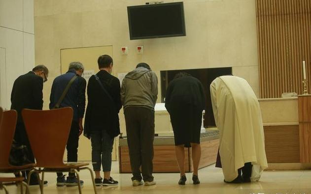 蓝洁瑛出殡火化，姐姐来见最后一面，亲友拿遗像送别！