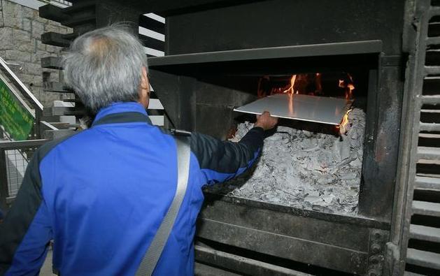 蓝洁瑛出殡火化，姐姐来见最后一面，亲友拿遗像送别！