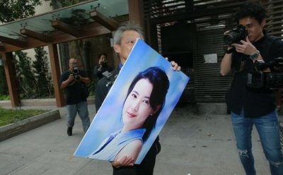 ​蓝洁瑛出殡火化，姐姐来见最后一面，亲友拿遗像送别！