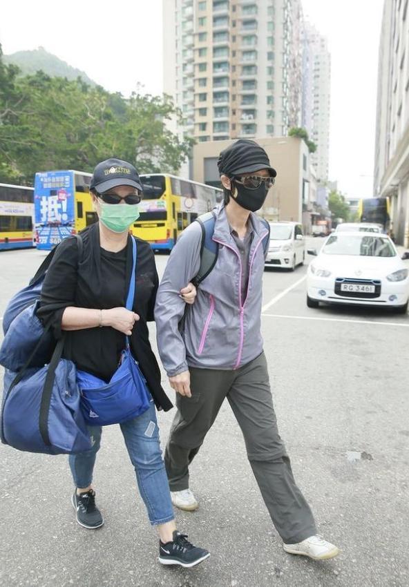 蓝洁瑛出殡火化，姐姐来见最后一面，亲友拿遗像送别！