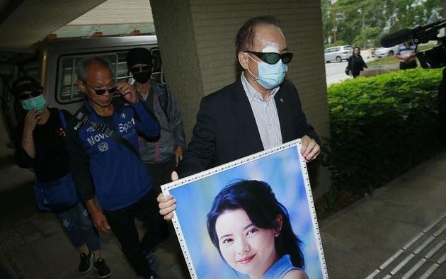 蓝洁瑛出殡火化，姐姐来见最后一面，亲友拿遗像送别！