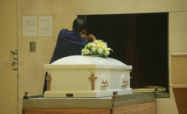 蓝洁瑛出殡火化，姐姐来见最后一面，亲友拿遗像送别！