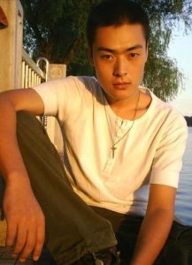 因拍戏双目失明,抑郁自杀两次失败,今女装亮相成视帝!