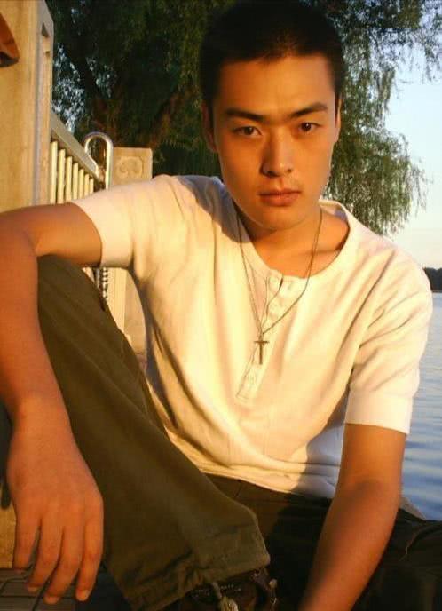 因拍戏双目失明,抑郁自杀两次失败,今女装亮相成视帝!