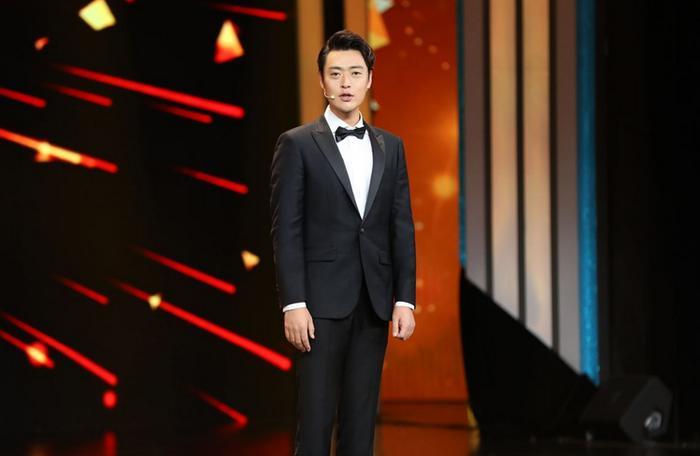 因拍戏双目失明,抑郁自杀两次失败,今女装亮相成视帝!