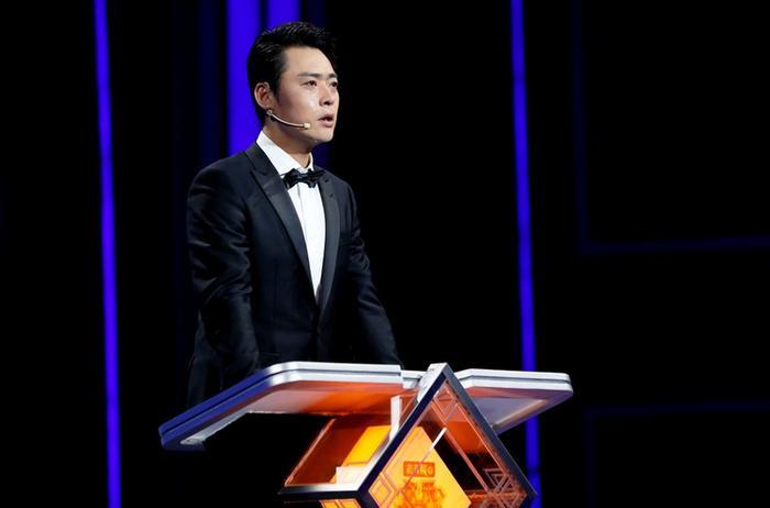 因拍戏双目失明,抑郁自杀两次失败,今女装亮相成视帝!