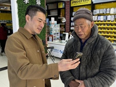 ​“烧鸡店主”带农村老人跨越数字鸿沟