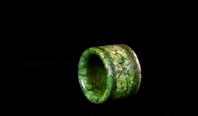 山东男子拿扳指去鉴宝，专家看后眉头一皱：价值两亿你也敢戴？