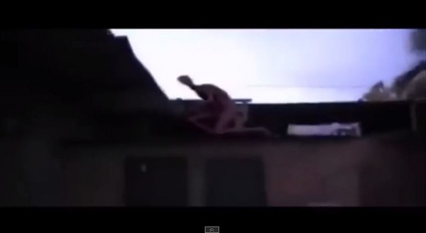 墨西哥民众在住家屋顶惊见人形生物 疑是外星人