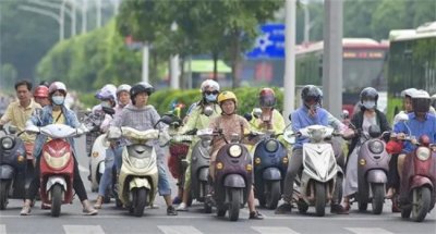 ​部分头盔成戴在头上的刀片，哪些没有符合要求