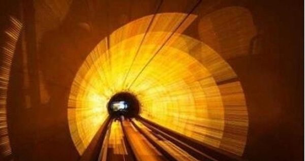 平行时空的真实案例,女子一觉醒来穿越到了另一个时空