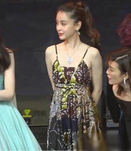 ​“baby素颜上台领奖，网友惊呼颜值翻车！究竟是意外还是真实？”