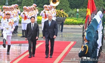 ​越南第一夫人美翻了！穿金色奥黛欢迎保加利亚总统，美得雍容大气