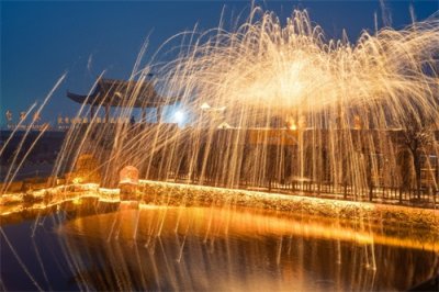 ​河南景区上演千年绝技打铁花，铁花四溅如满天繁星拉满新年氛围感