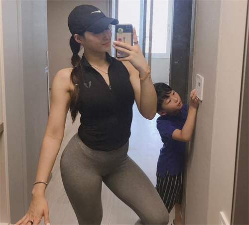 32岁的韩国欧尼，儿子8岁，健身10年，依然保持着少女般的身材