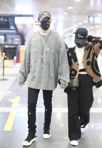 ​经超夫妇牵手走机场太甜了，小李琳针织衫搭阔腿裤，减龄又时髦