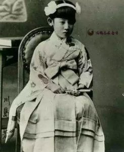 ​川岛芳子真实照片，理着平头，一口龅牙，格格混成“汉奸”